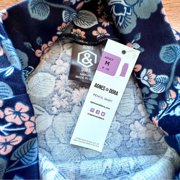 ⭐️ NWT Agnes & Dora Floral Navy and Pink Pull On Pencil Skirt MEDIUM - Picture 7 of 9